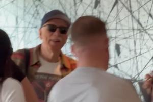 大老板來了！老克倫克在兒子陪同下抵達倫敦，將與阿森納球員會面