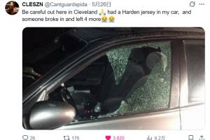 網(wǎng)友嘲諷：我車?yán)镉泄乔蛞?有人砸我車玻璃 給我又放了4件