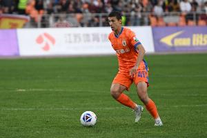 足球報：依木蘭出場后泰山中場梳理更清晰，他和陳澤仕也非常默契