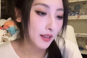 逆天！解說鼓鼓直播公開粉絲私信內容：好想跪在高貴魅力的媽媽腳下