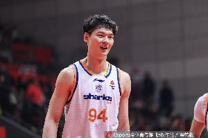 打得很強(qiáng)硬 王哲林上半場4投1中&4罰0中得到2分5板1助1帽