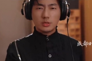 海來阿木獻(xiàn)唱成都蓉城球迷助威曲《赤血忠魂》，已在各平臺(tái)上線