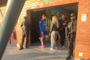 圖片報：萊比錫前往南非參加活動，特種部隊全程荷槍實彈保護