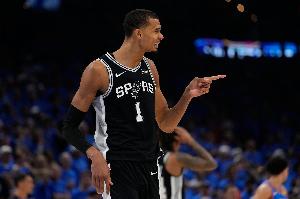 別人怎么玩？FIBA官博：文班的比賽構(gòu)成 戈貝爾+庫里+杜蘭特