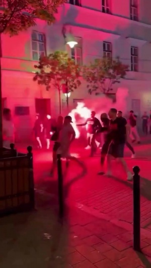 太陽報：決賽前夕，阿森納和巴黎球迷在布達佩斯街頭爆發斗毆