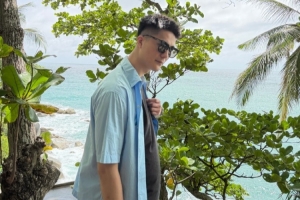 開啟假期模式！朱松瑋曬在泰國普吉島的游玩照：擁抱大海