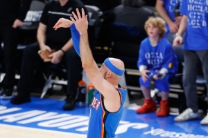 卡魯索在單輪分區決賽命中20記三分 NBA歷史替補球員首人