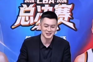 楊鳴調(diào)侃盧偉：藏不住了&“24年的等待”都出來(lái)了 上海確有冠軍相