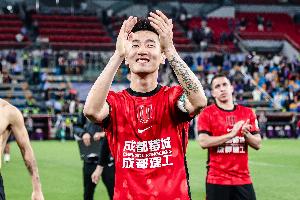 足球報(bào)：韋世豪迎來生涯最穩(wěn)定階段，成為蓉城隊(duì)長有擔(dān)當(dāng)